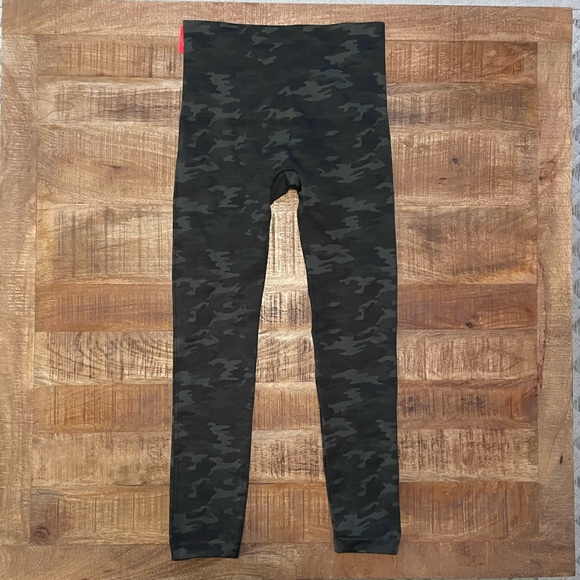 NWT Spanx Print Seamless Leggings in Green Camo - Picture 3 of 6